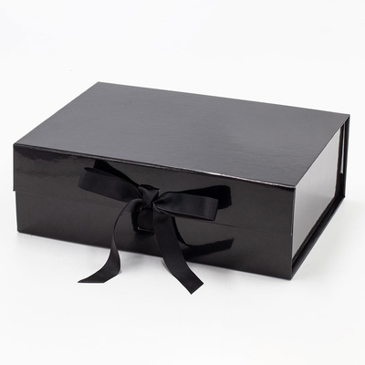 Barniz brillante duro de las cajas de regalo de la ropa negra de 2m m con la manija de la secuencia