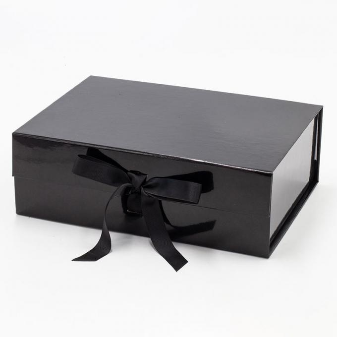 Barniz brillante duro de las cajas de regalo de la ropa negra de 2m m con la manija de la secuencia 1