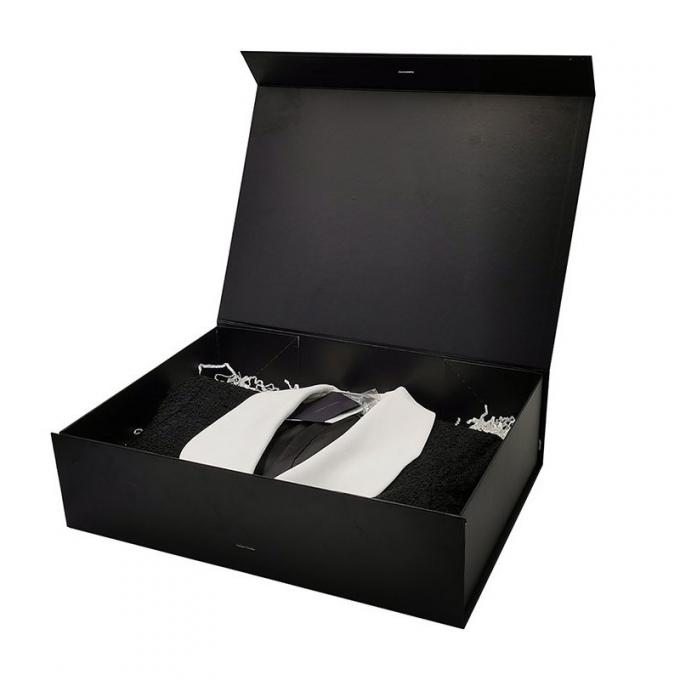 Barniz brillante duro de las cajas de regalo de la ropa negra de 2m m con la manija de la secuencia 0